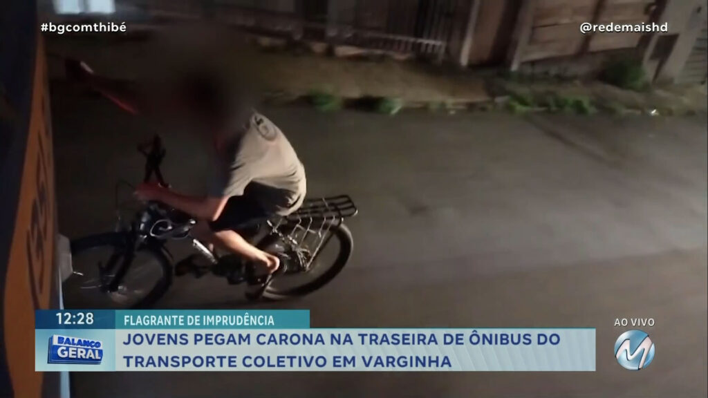 JOVEM PEGA CARONA NA TRASEIRA DE ÔNIBUS DO TRANSPORTE COLETIVO