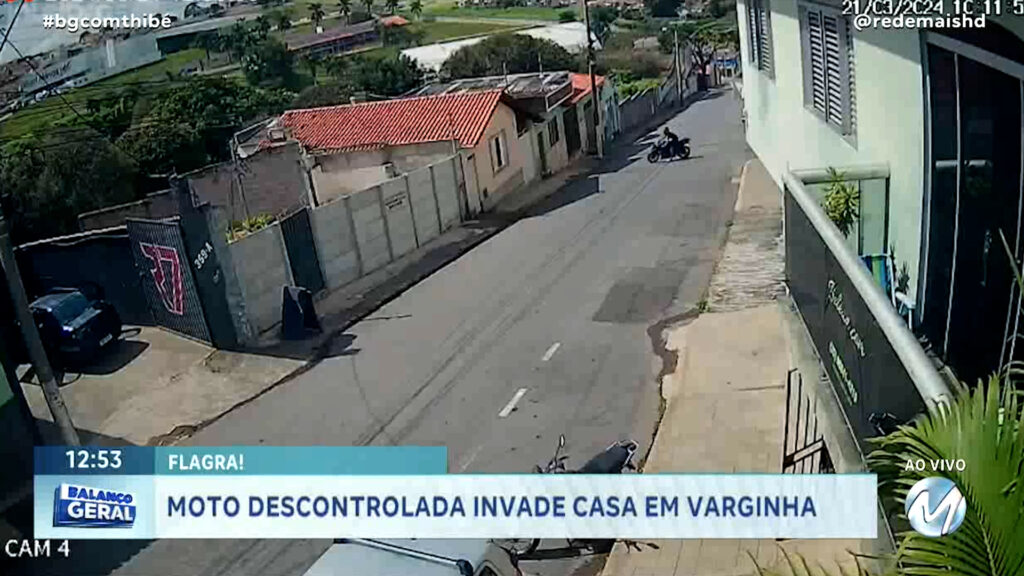 MOTO DESCONTROLADA INVADE CASA EM VARGINHA