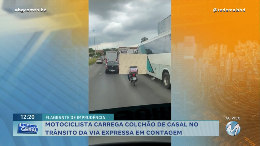 EM CONTAGEM: MOTOCICLISTA CARREGA COLCHÃO DE CASAL NO TRÂNSITO