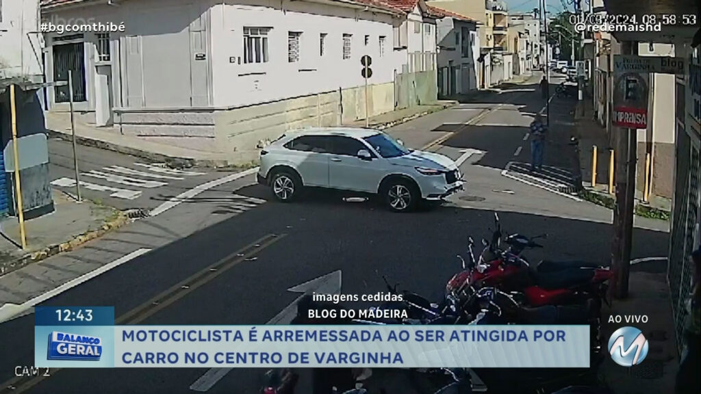 MOTOCICLISTA É ARREMESSADA AO SER ATINGIDA POR CARRO NO CENTRO DE VARGINHA