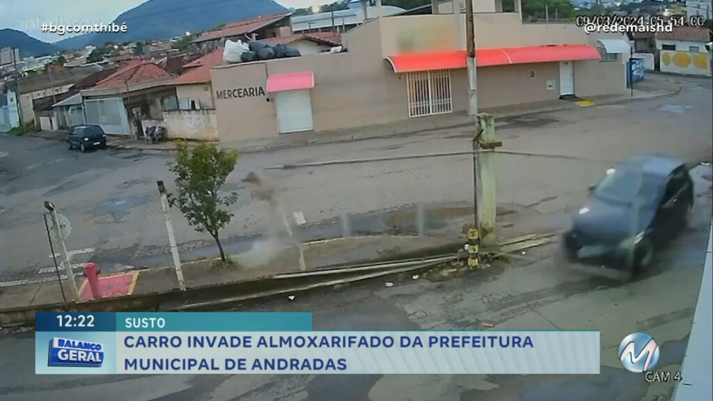 CARRO INVADE ALMOXARIFADO DA PREFEITURA MUNICIPAL DE ANDRADAS