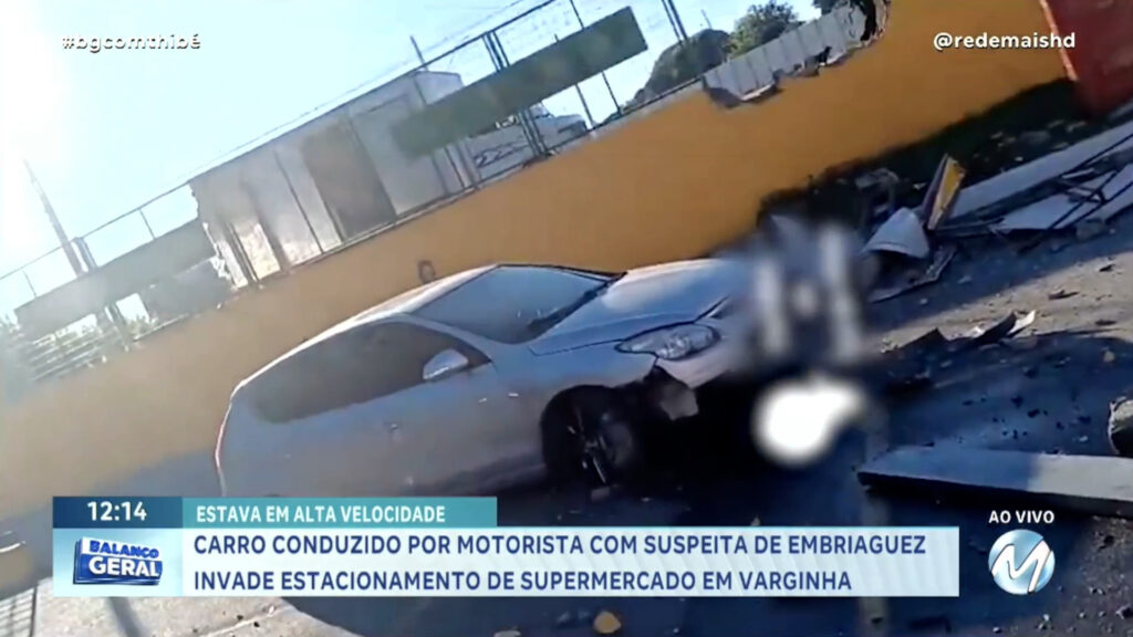 CARRO INVADE ESTACIONAMENTO DE SUPERMERCADO EM VARGINHA