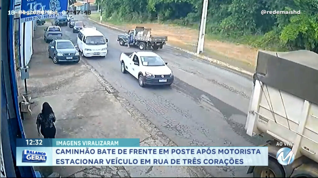 CAMINHÃO BATE DE FRENTE EM POSTE APÓS MOTORISTA ESTACIONAR VEÍCULO EM RUA DE TRÊS CORAÇÕES