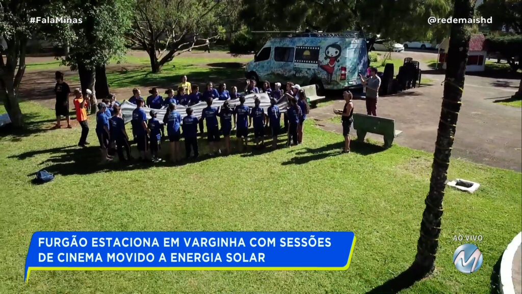 FURGÃO ESTACIONA EM VARGINHA COM SESSÕES DE CINEMA MOVIDO A ENERGIA SOLAR