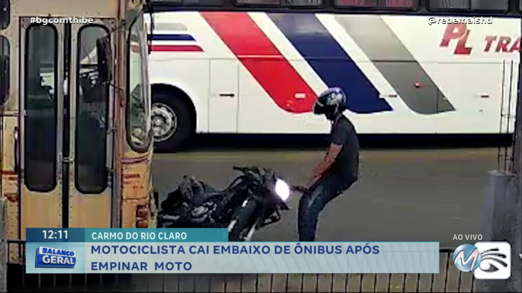 MOTOCICLISTA CAI EMBAIXO DE ÔNIBUS APÓS EMPINAR MOTO