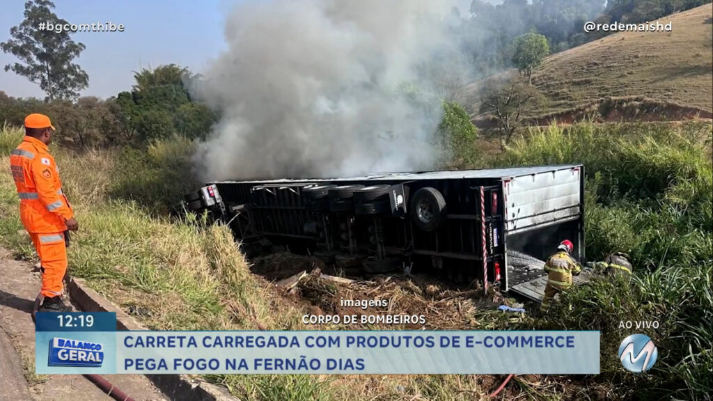 CARRETA CARREGADA COM PRODUTOS DE E-COMMERCE PEGA FOGO NA FERNÃO DIAS