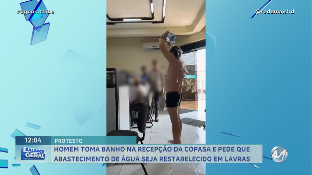 PROTESTO EM LAVRAS: HOMEM TOMA BANHO NA RECEPÇÃO DA COPASA E PEDE ABASTECIMENTO DE ÁGUA