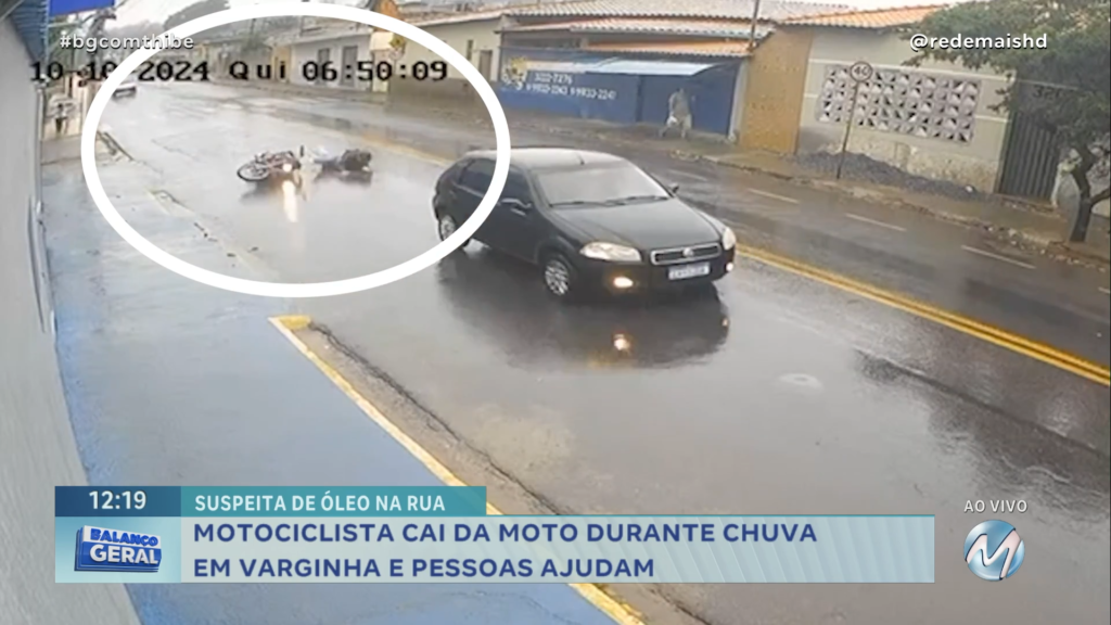 MOTOCICLISTA CAI DA MOTO DURANTE CHUVA E TESTEMUNHAS AJUDAM