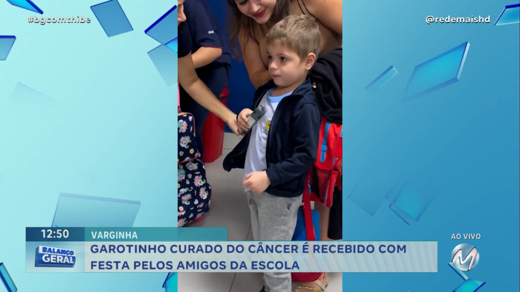 GAROTINHO CURADO DO CÂNCER É RECEBIDO COM FESTA PELOS AMIGOS DA ESCOLA