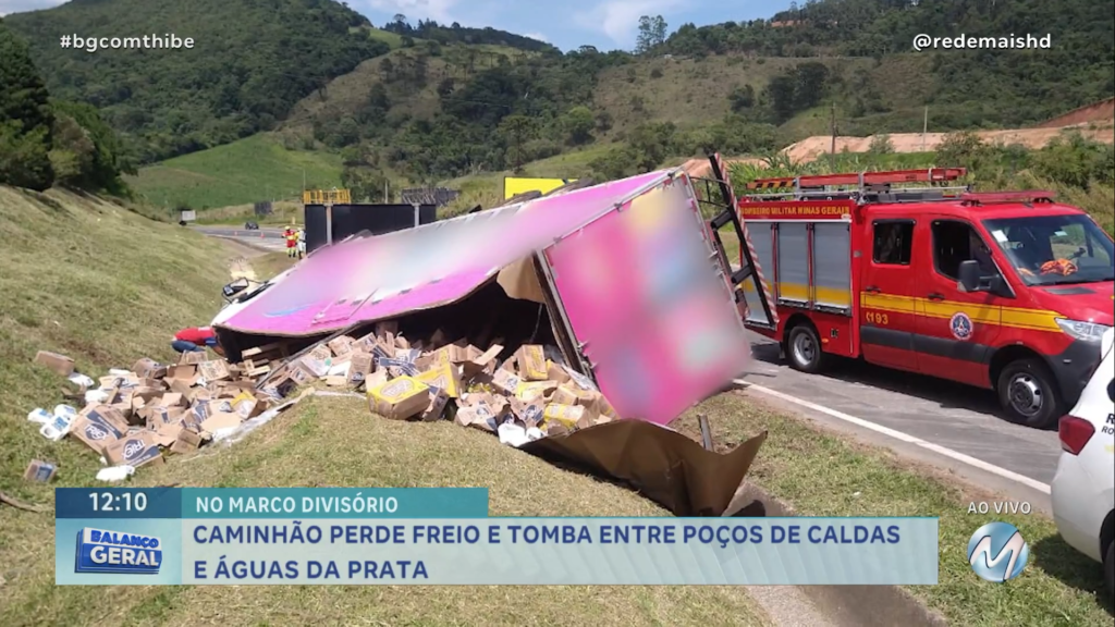 CAMINHÃO PERDE FREIO E TOMBA ENTRE POÇOS DE CALDAS E ÁGUAS DA PRATA