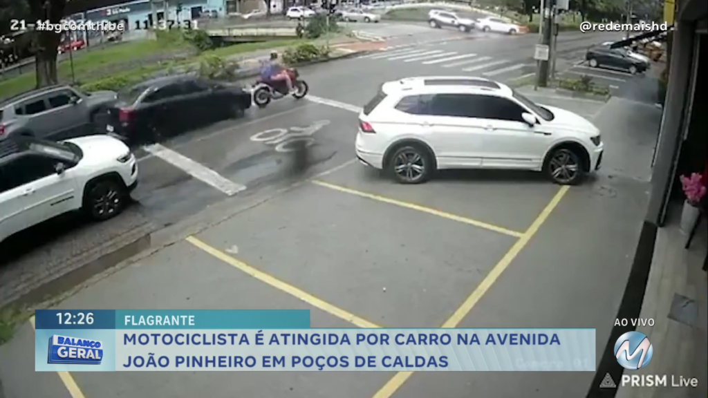 MOTOCICLISTA É ATINGIDA POR CARRO NA AVENIDA JOÃO PINHEIRO EM POÇOS DE CALDAS