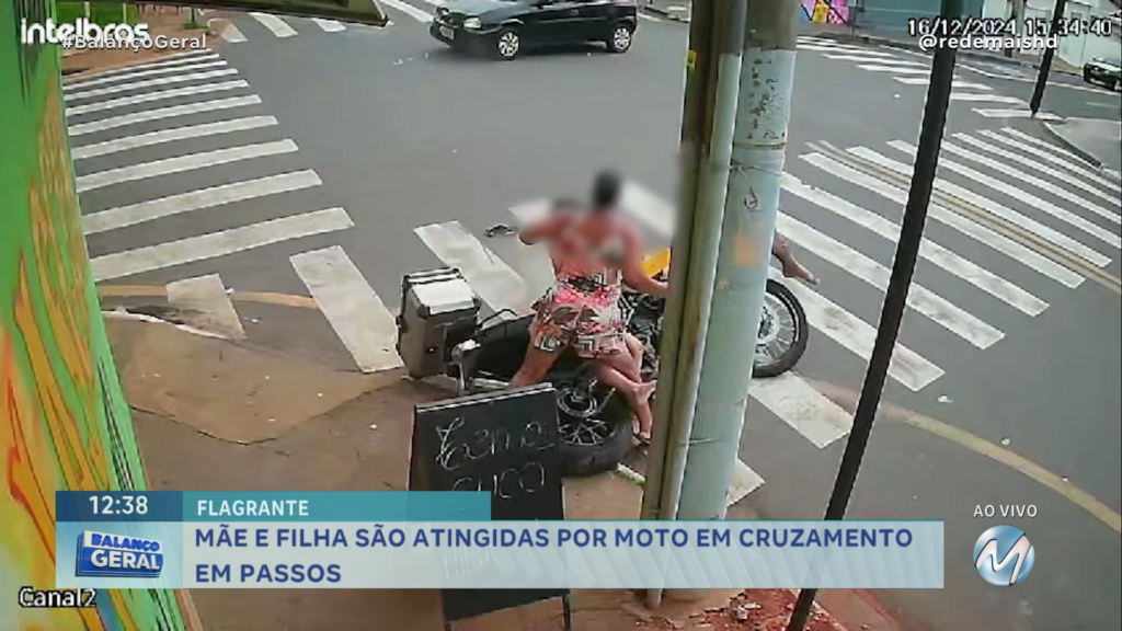 VÍDEO: MÃE E FILHA SÃO ATINGIDAS POR MOTO EM  CRUZAMENTO EM PASSOS