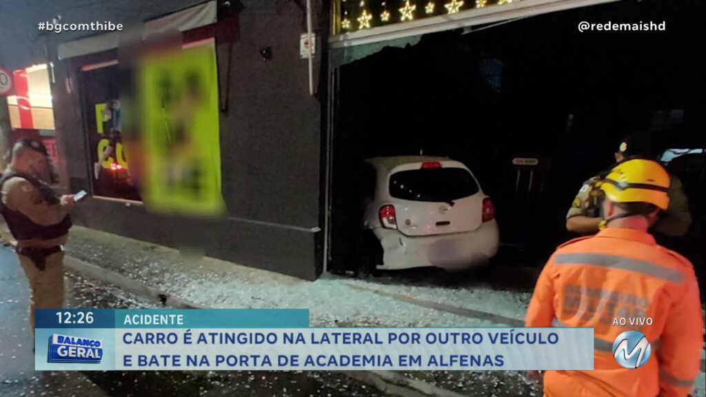 CARRO É ATINGIDO NA LATERAL POR OUTRO VEÍCULO E BATE NA PORTA DE ACADEMIA EM ALFENAS