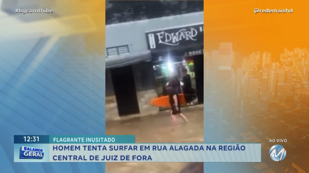 HOMEM TENTA SURFAR EM RUA ALAGADA NA REGIÃO CENTRAL DE JUIZ DE FORA