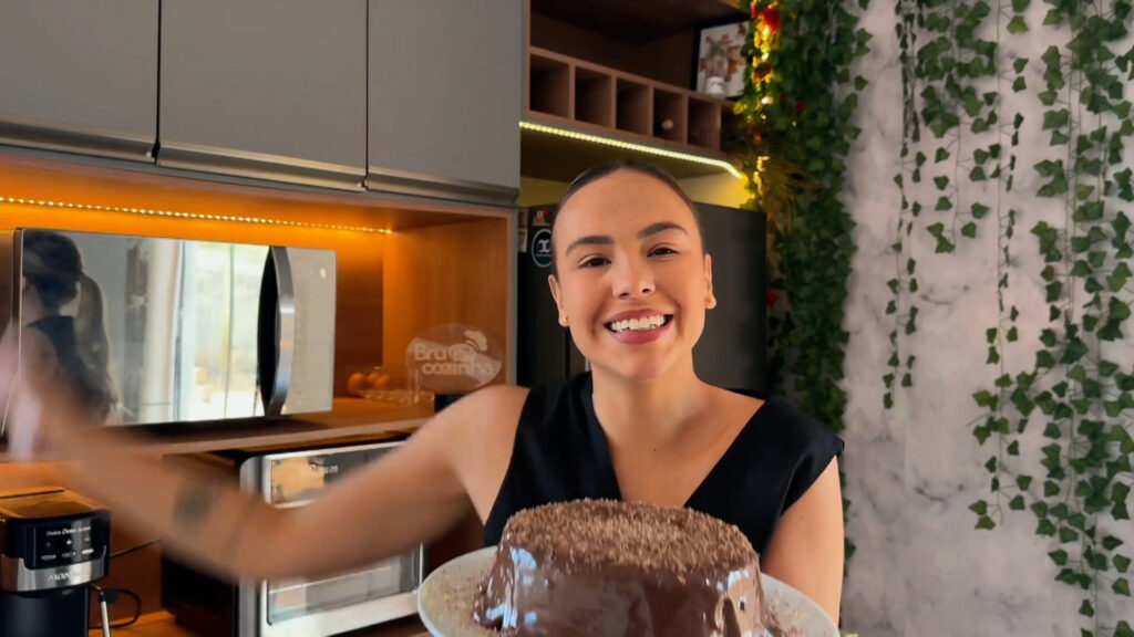 PERFEIÇÃO! Veja esta receita de bolo de chocolate no quadro Bru na Cozinha!
