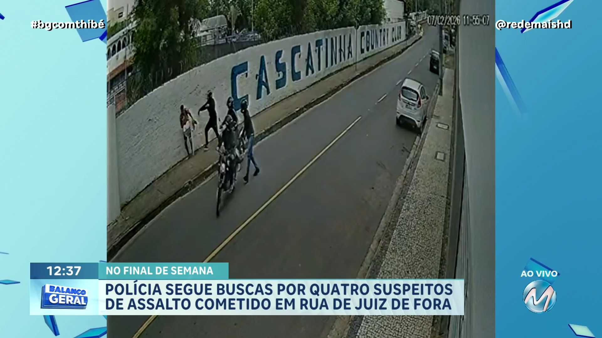 FLAGRANTE: HOMEM É CERCADO POR QUATRO ASSALTANTES